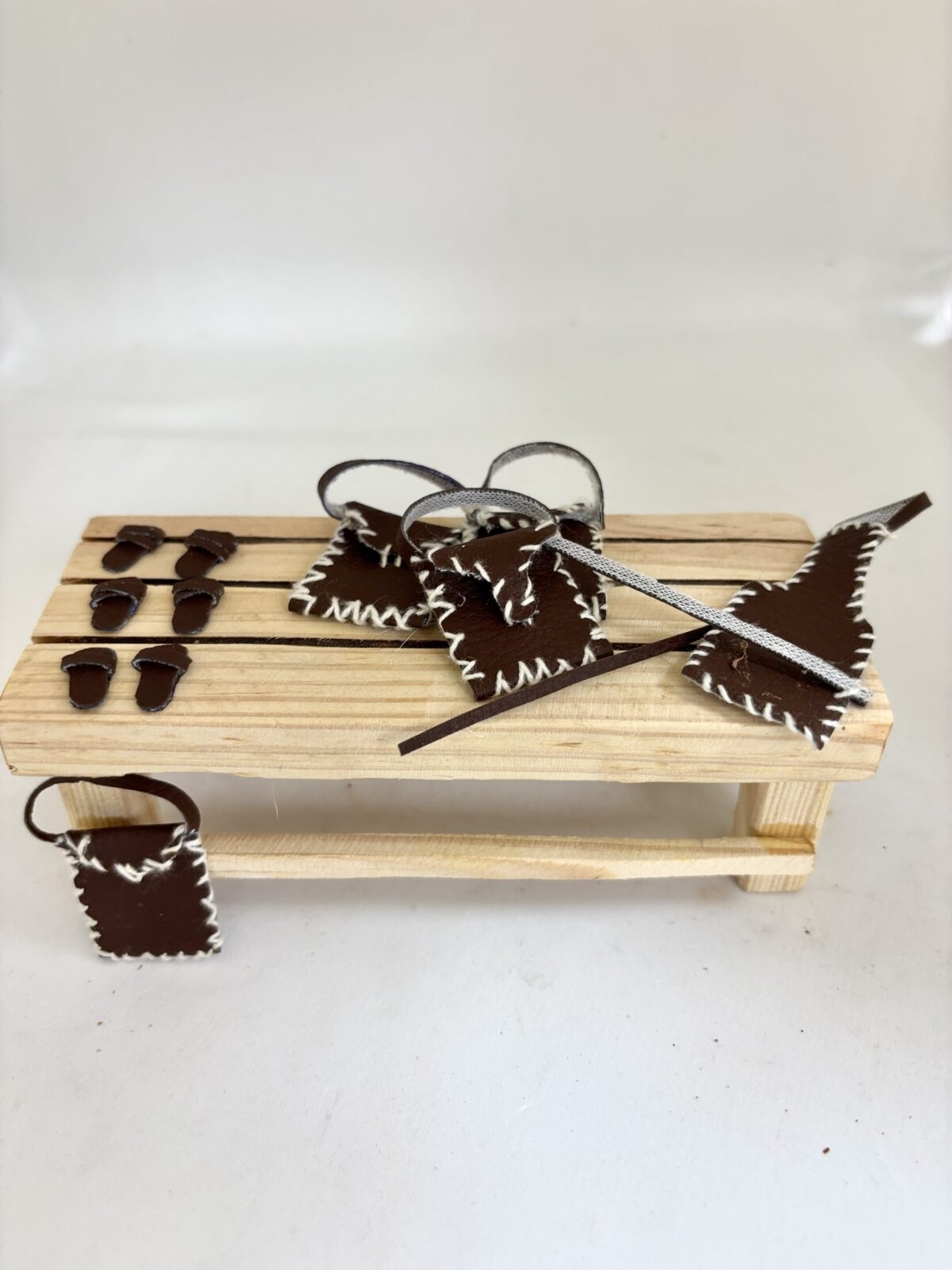 Puesto de venta sandalias y carteras