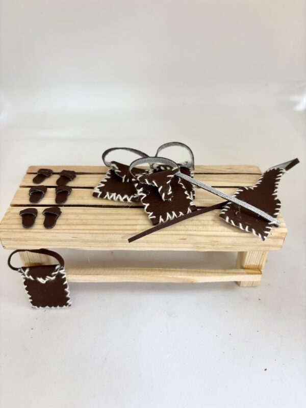 Puesto de venta sandalias y carteras