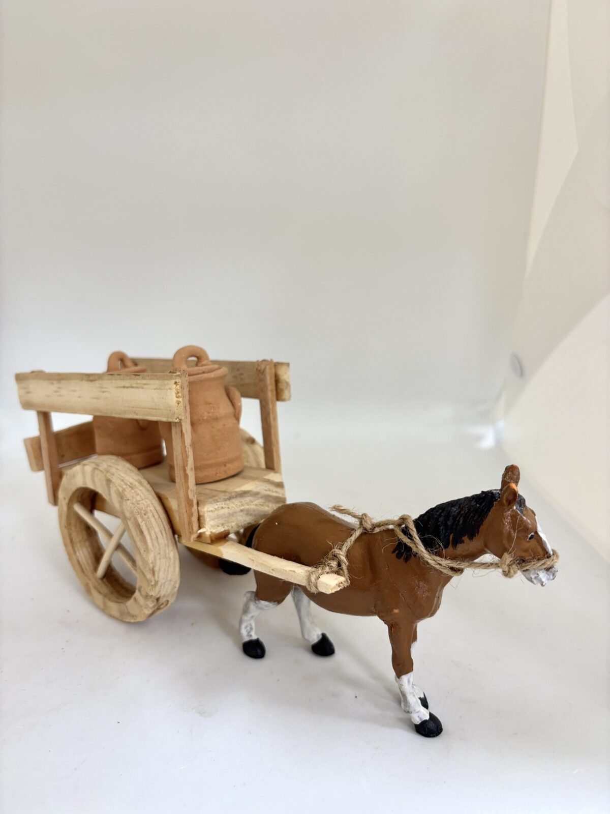 Carreta con dos garrafones (no incluye caballo)